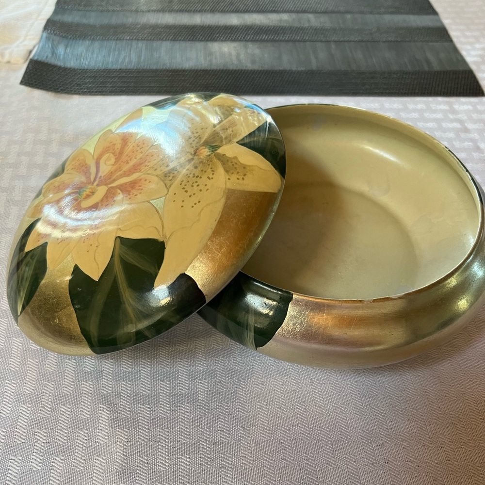 Andrea by Sadek Round Porcelain
Vanity Powder Trinket Box Hand